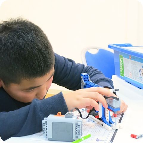 自分の手と頭を使って試行錯誤して学ぶイメージ